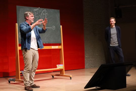 Der gebürtige Finne Mikael Krogerus ist Journalist beim «Das Magazin» und unter anderem Träger des Grimme-Preises. Der Bieler Roman Tschäppeler ist Entrepreneur und Kreativproduzent. Beide sind Absolventen der dänischen Hochschule «The Kaospilots». Seit 2008 schreiben und zeichnen sie Kolumnen und Bücher. Ihre Werke wurden in 25 Sprachen übersetzt und sind unverzichtbare Werkzeuge für alle, die mit Menschen zu tun haben.