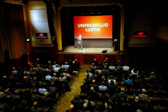 Karpi alias Patrick Karpiczenko arbeitet als Autor, Komiker und Regisseur für Film, Fernsehen und die Bühne. Er schreibt Kolumnen für Printmedien (Tagesanzeiger, NZZ, Beobachter) und ist Erfinder und Showrunner diverser Fernsehformate, u.a der Late-Night Show «Deville» für SRF. Er betreibt zusammen mit Natascha Beller die Produktionsfirma Apéro Film, und ist zudem Speaker und Dozent für Künstliche Intelligenz.