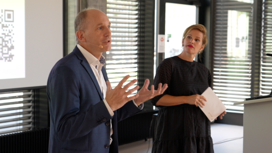 Fred Wenger hat zusammen mit Kathrin Hönegger die Gäste am Innovationstag begrüsst.